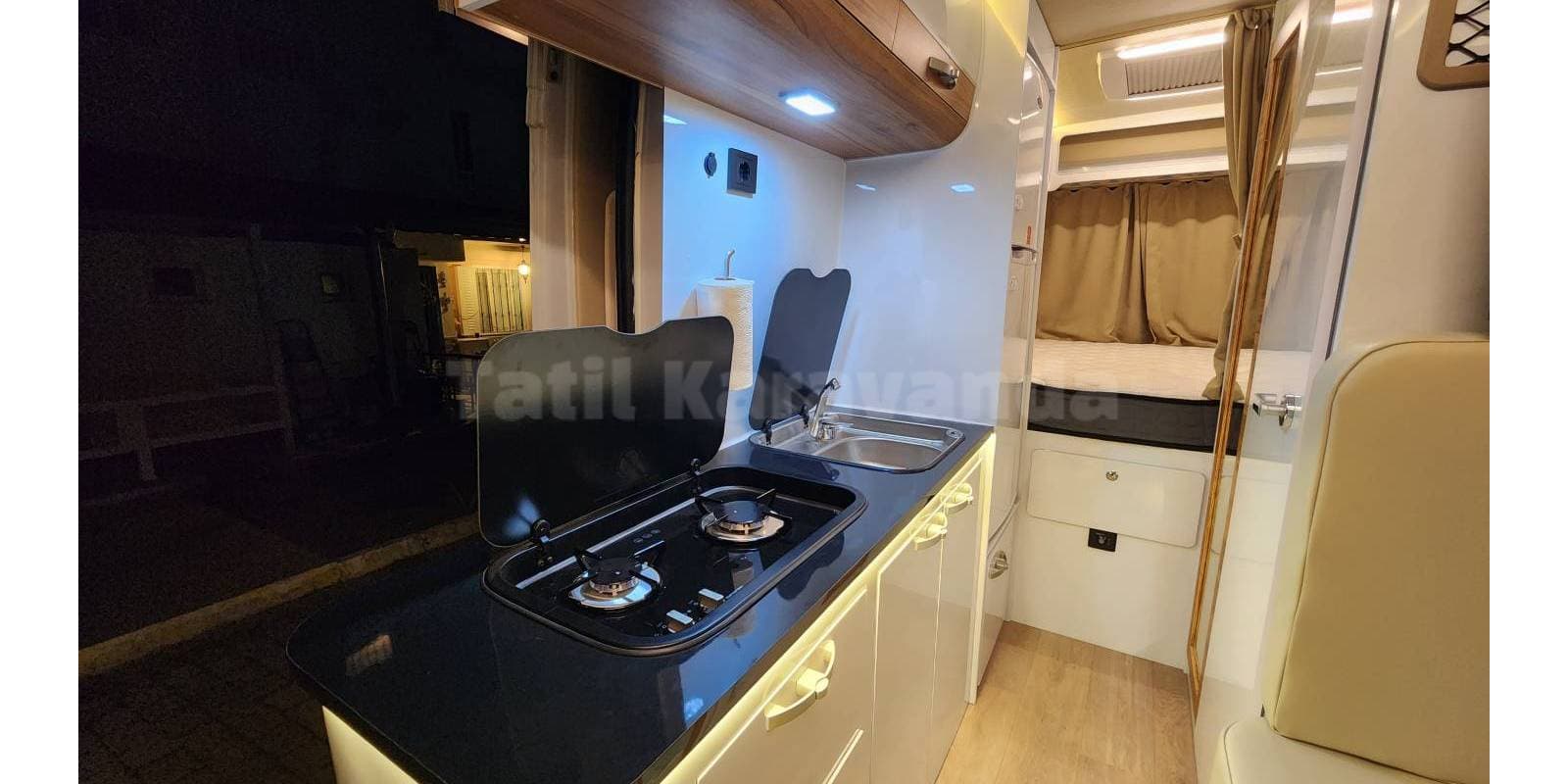 2024 yapımı 4 kişilik karavan kaskolu Kuşadasından kiralık - Görsel 7